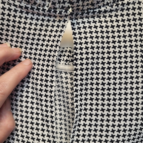Zara Black and White Chiffon Star Print Long Sleeve Blouse Ruffle Neck- Size XS - Picture 3 of 4